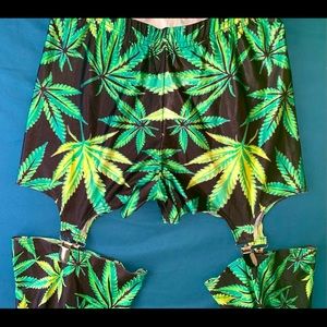 420 Weed Leggings 🍃🍁 runs small